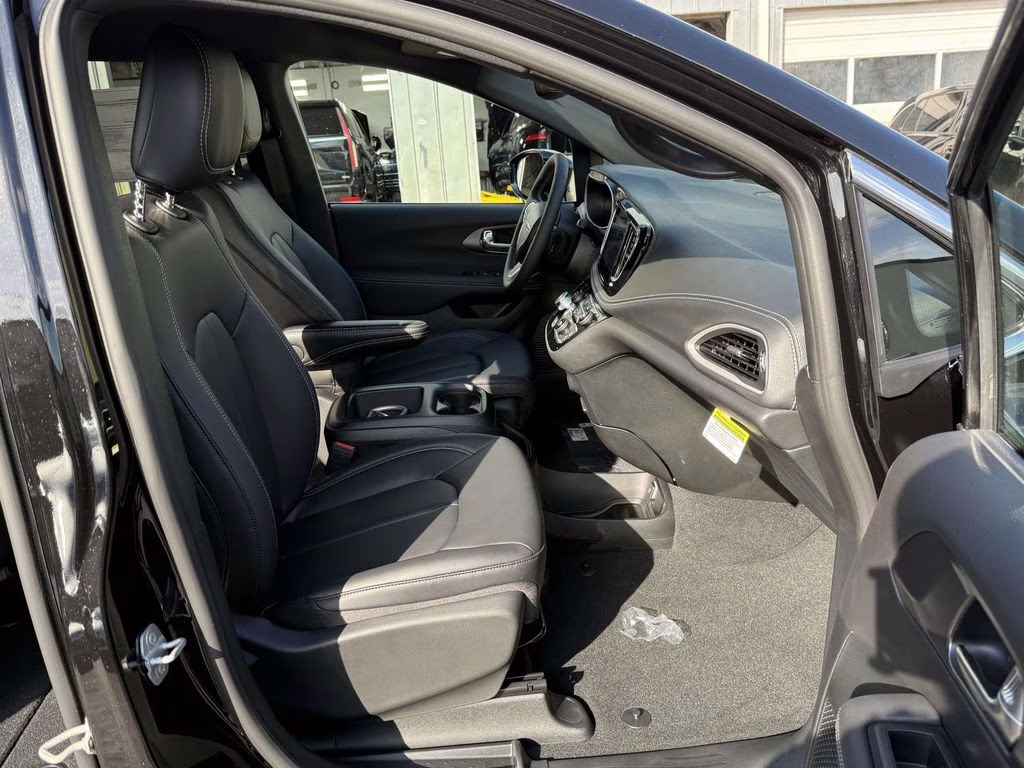 2026 Diamond Black Crystal Pearlcoat Chrysler Pacifica Select FWD Van