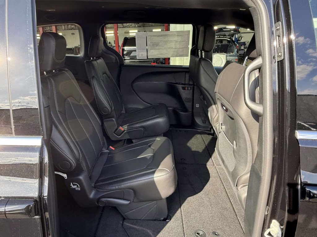 2026 Diamond Black Crystal Pearlcoat Chrysler Pacifica Select FWD Van