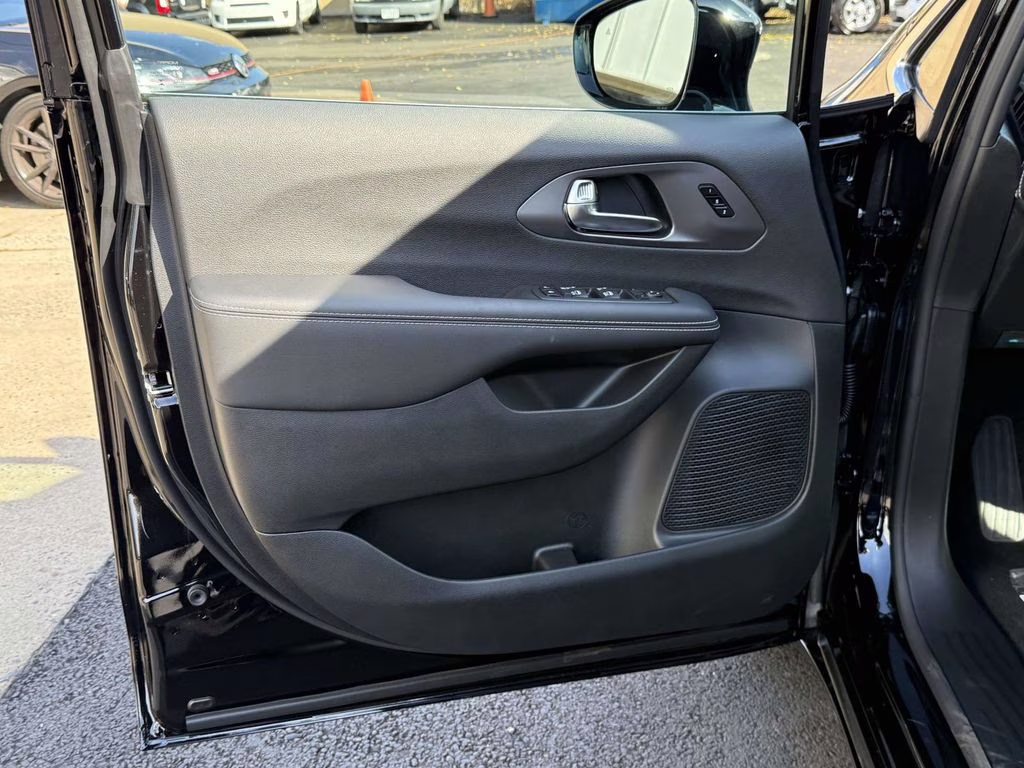 2026 Diamond Black Crystal Pearlcoat Chrysler Pacifica Select FWD Van