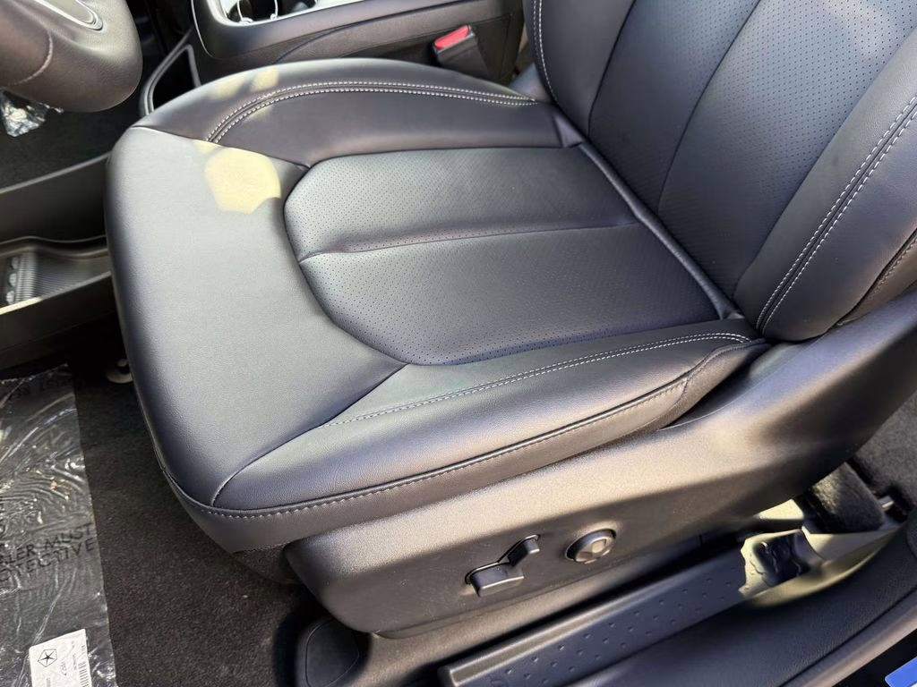 2026 Diamond Black Crystal Pearlcoat Chrysler Pacifica Select FWD Van