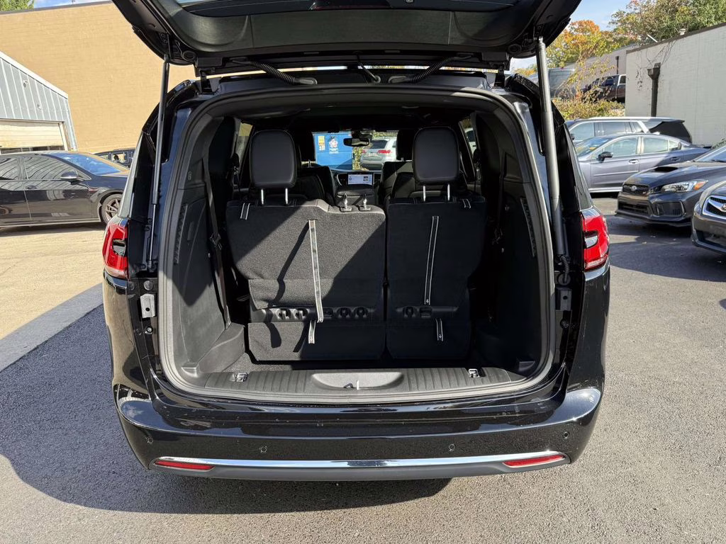 2026 Diamond Black Crystal Pearlcoat Chrysler Pacifica Select FWD Van