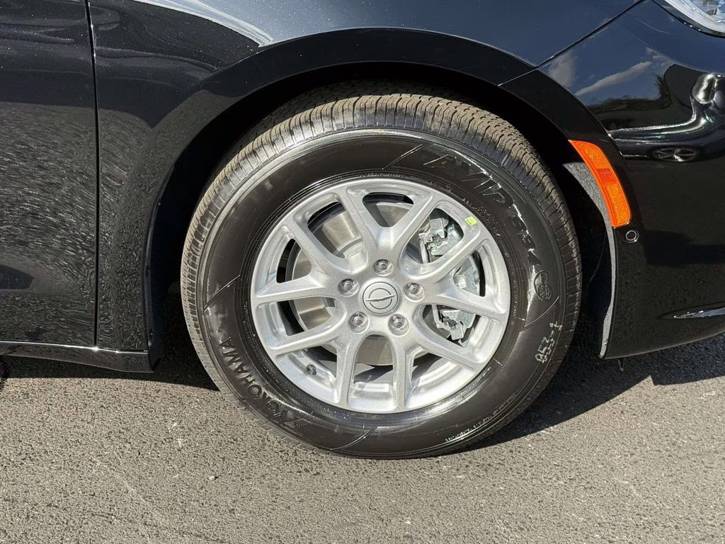 2026 Diamond Black Crystal Pearlcoat Chrysler Pacifica Select FWD Van