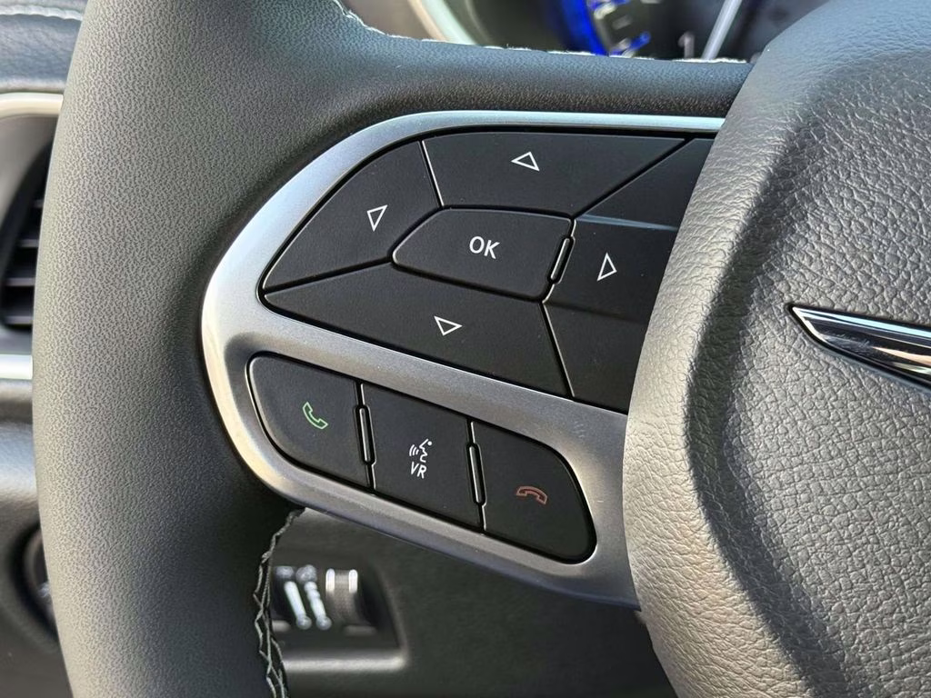 2026 Diamond Black Crystal Pearlcoat Chrysler Pacifica Select FWD Van