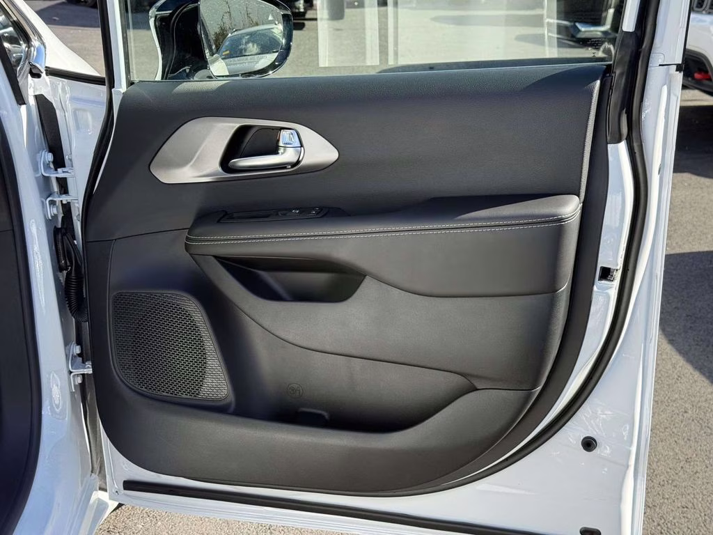 2026 Bright White Clearcoat Chrysler Pacifica Select FWD Van