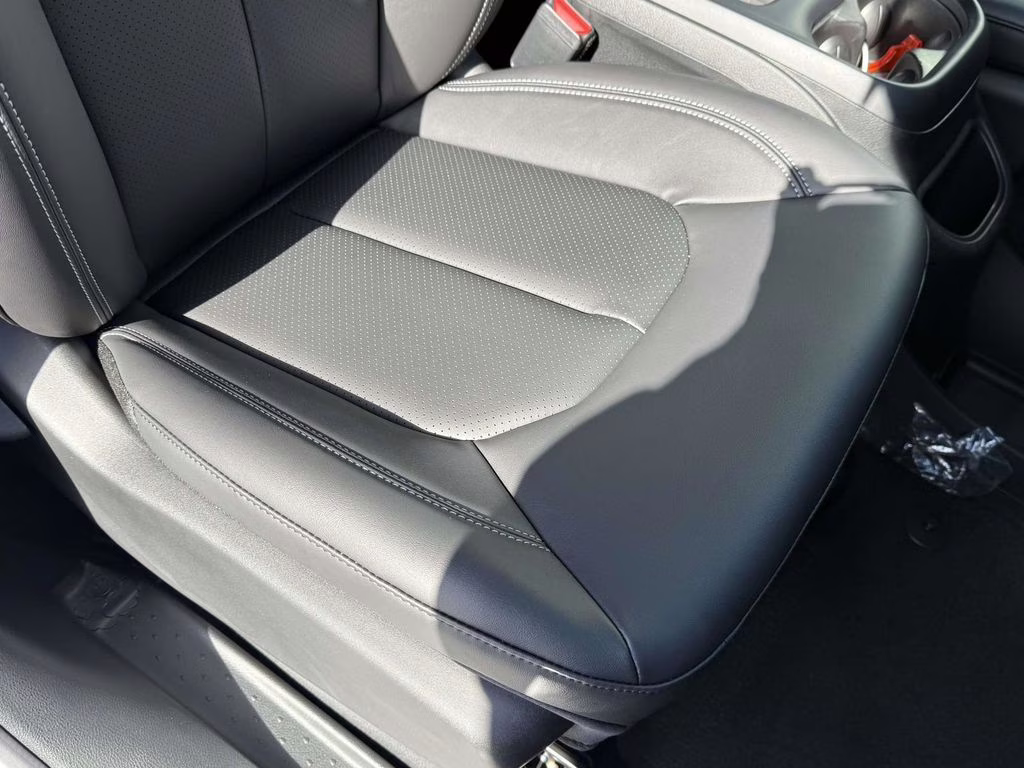 2026 Bright White Clearcoat Chrysler Pacifica Select FWD Van