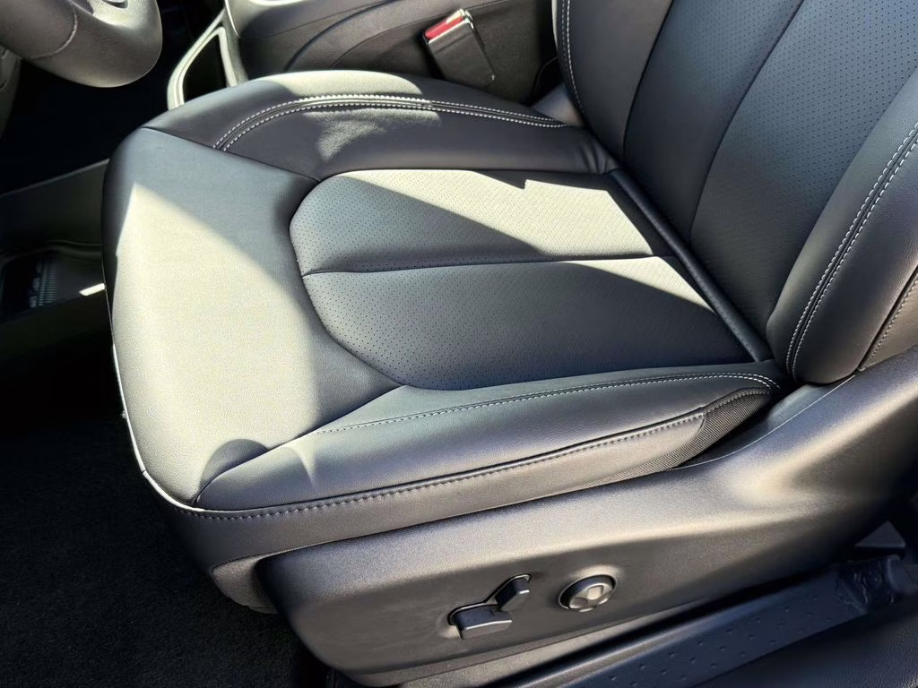 2026 Bright White Clearcoat Chrysler Pacifica Select FWD Van