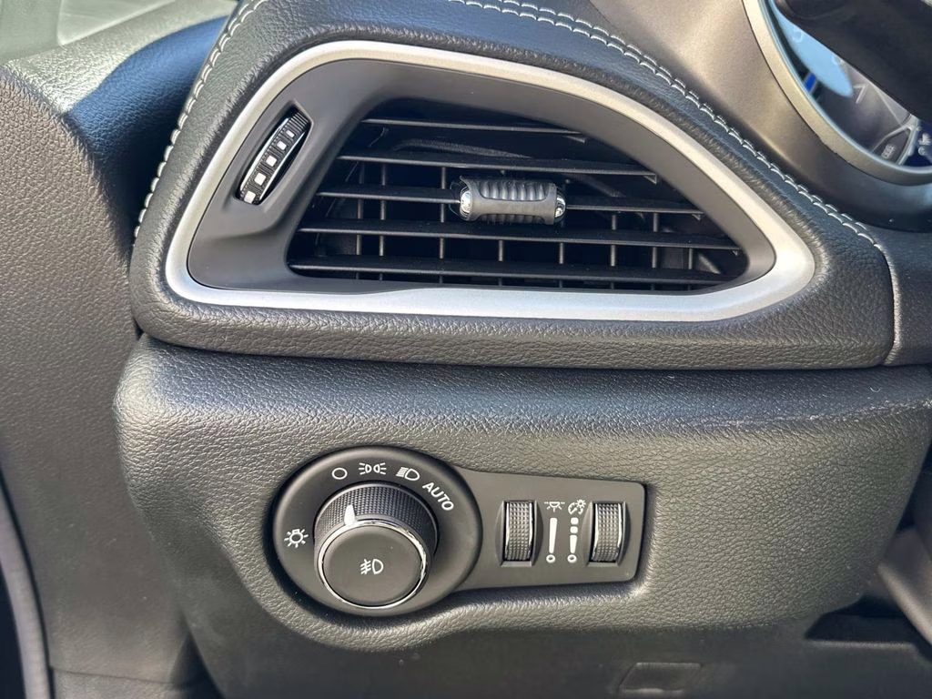 2026 Diamond Black Crystal Pearlcoat Chrysler Pacifica Select FWD Van