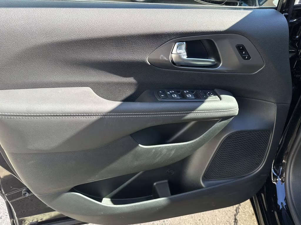 2026 Diamond Black Crystal Pearlcoat Chrysler Pacifica Select FWD Van