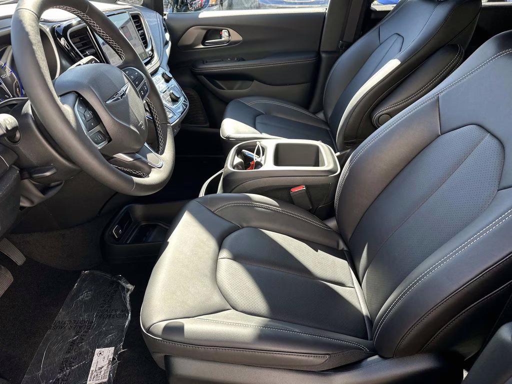 2026 Diamond Black Crystal Pearlcoat Chrysler Pacifica Select FWD Van