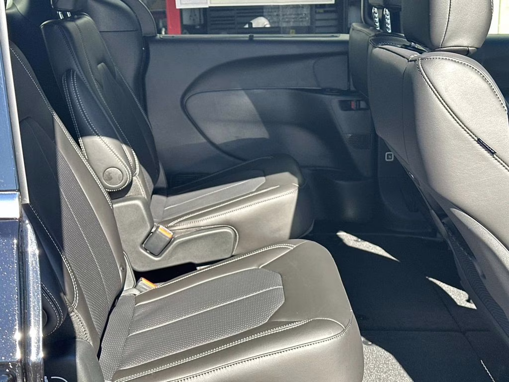 2026 Diamond Black Crystal Pearlcoat Chrysler Pacifica Select FWD Van