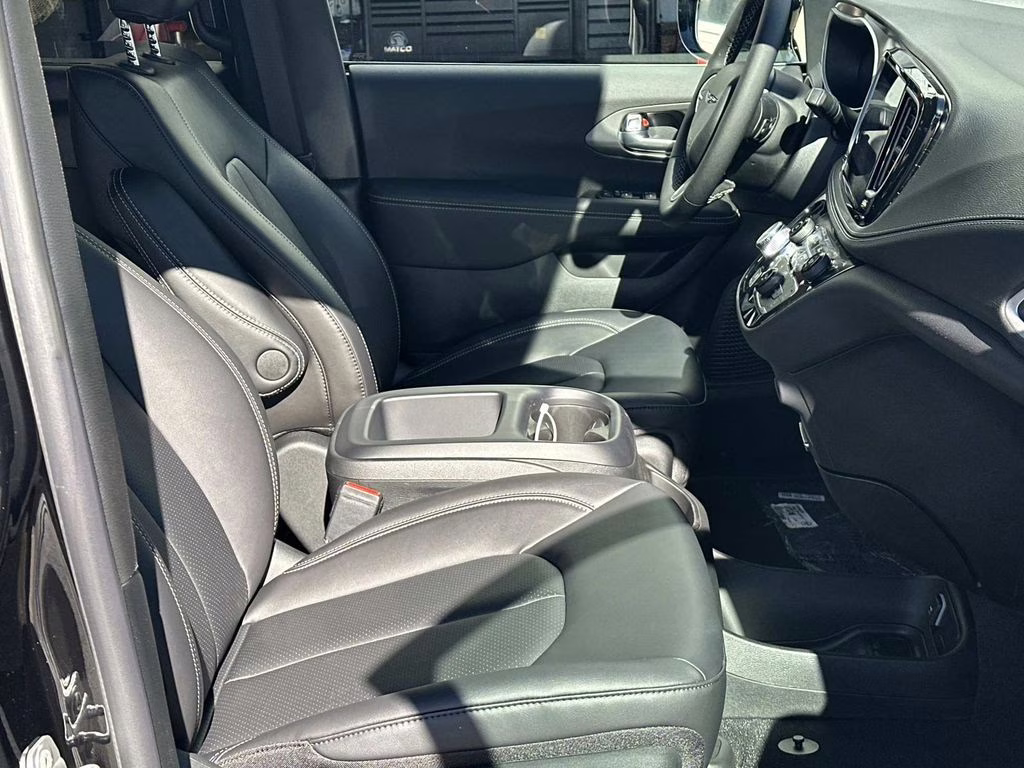 2026 Diamond Black Crystal Pearlcoat Chrysler Pacifica Select FWD Van