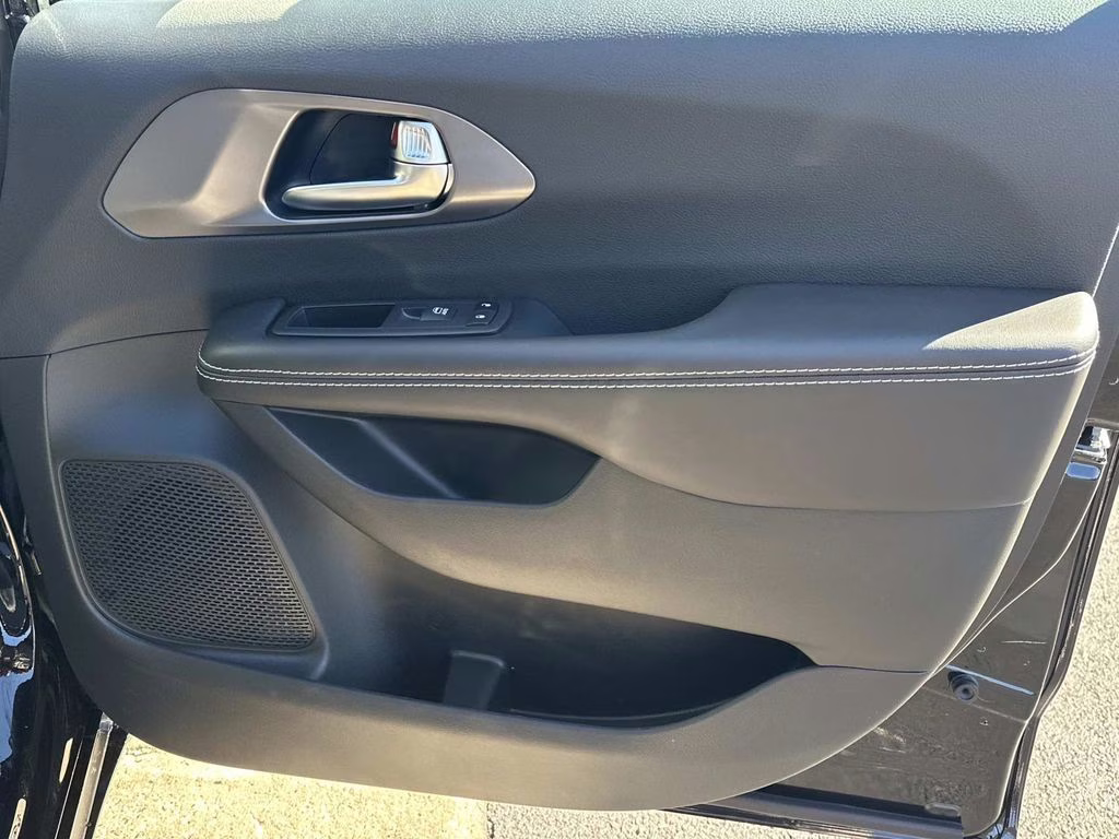 2026 Diamond Black Crystal Pearlcoat Chrysler Pacifica Select FWD Van