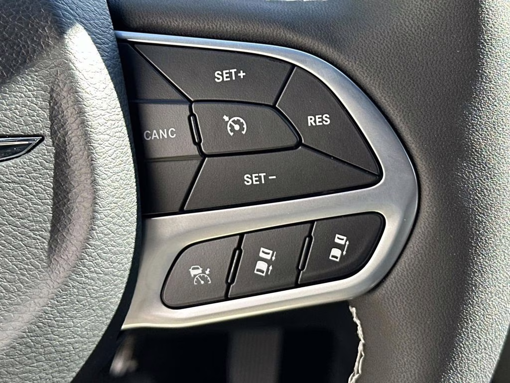 2026 Diamond Black Crystal Pearlcoat Chrysler Pacifica Select FWD Van