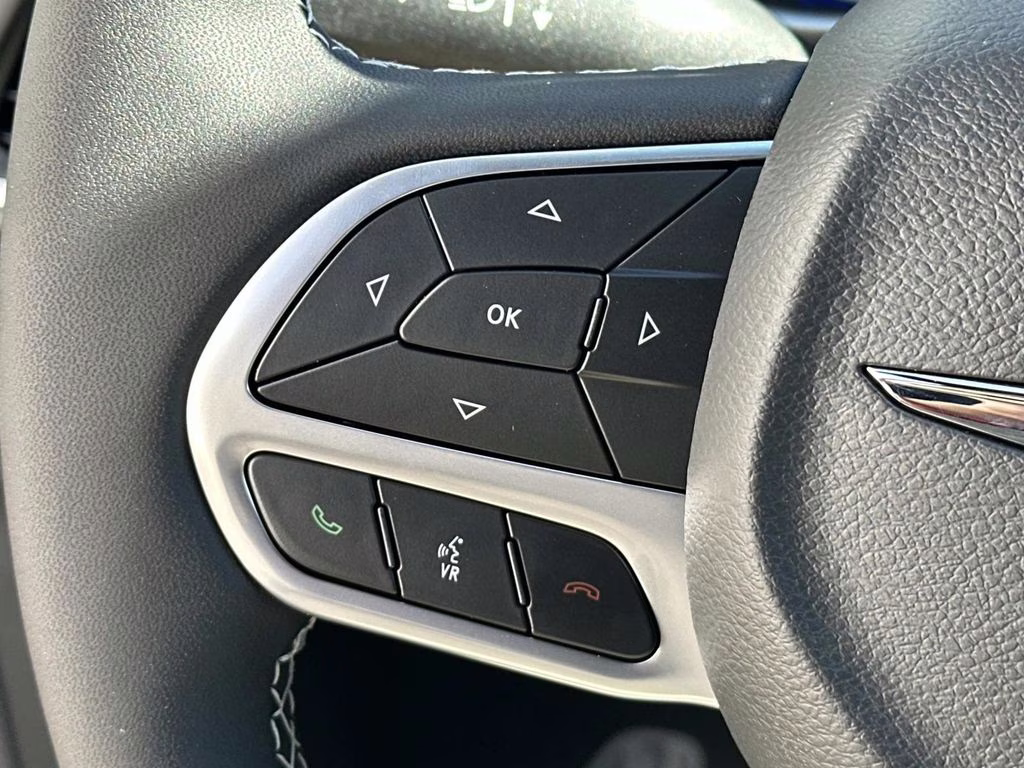 2026 Diamond Black Crystal Pearlcoat Chrysler Pacifica Select FWD Van