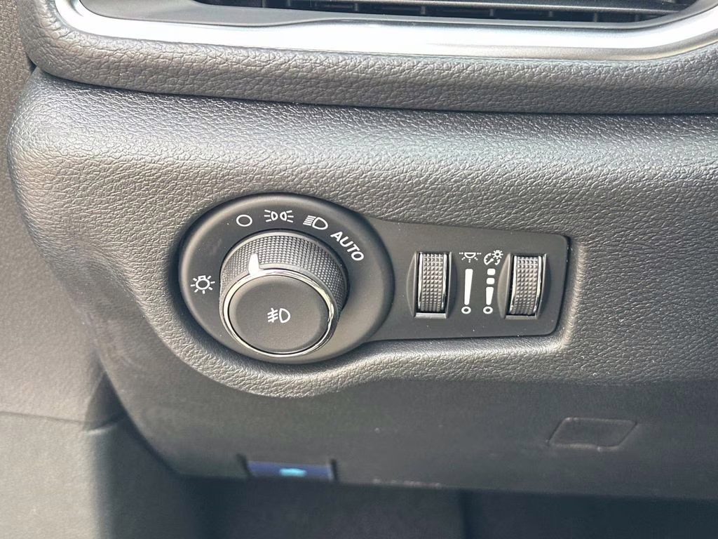 2026 Diamond Black Crystal Pearlcoat Chrysler Pacifica Limited FWD Van