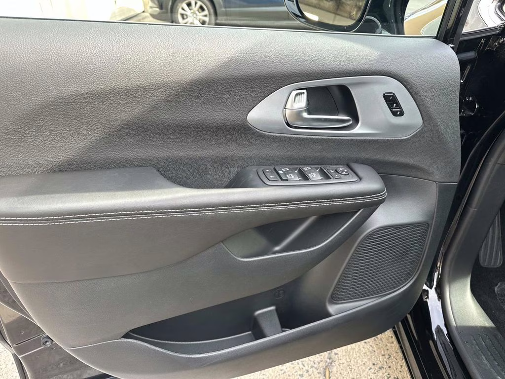 2026 Diamond Black Crystal Pearlcoat Chrysler Pacifica Limited FWD Van