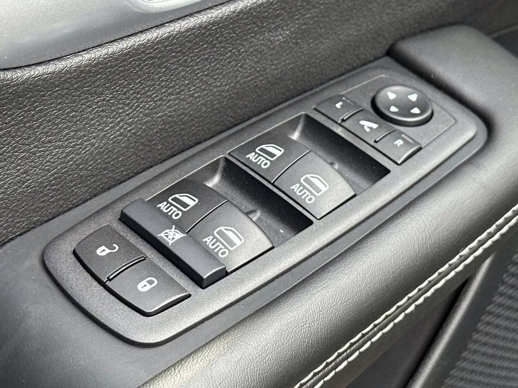 2026 Diamond Black Crystal Pearlcoat Chrysler Pacifica Limited FWD Van