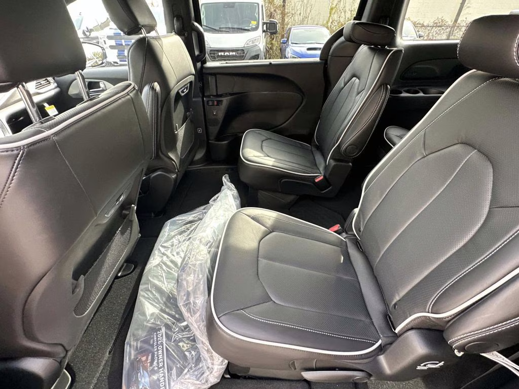 2026 Diamond Black Crystal Pearlcoat Chrysler Pacifica Limited FWD Van