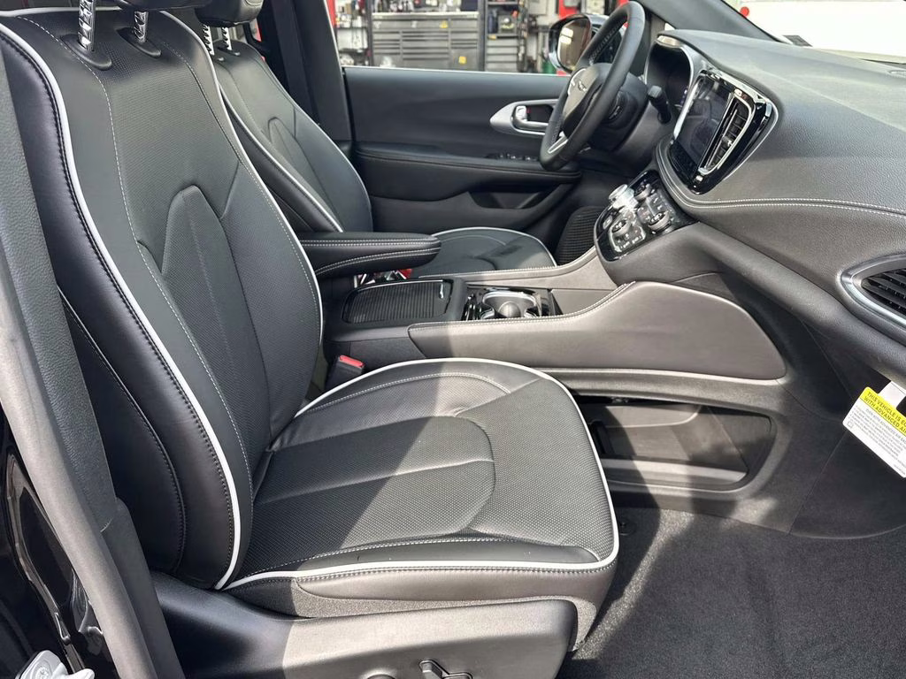 2026 Diamond Black Crystal Pearlcoat Chrysler Pacifica Limited FWD Van