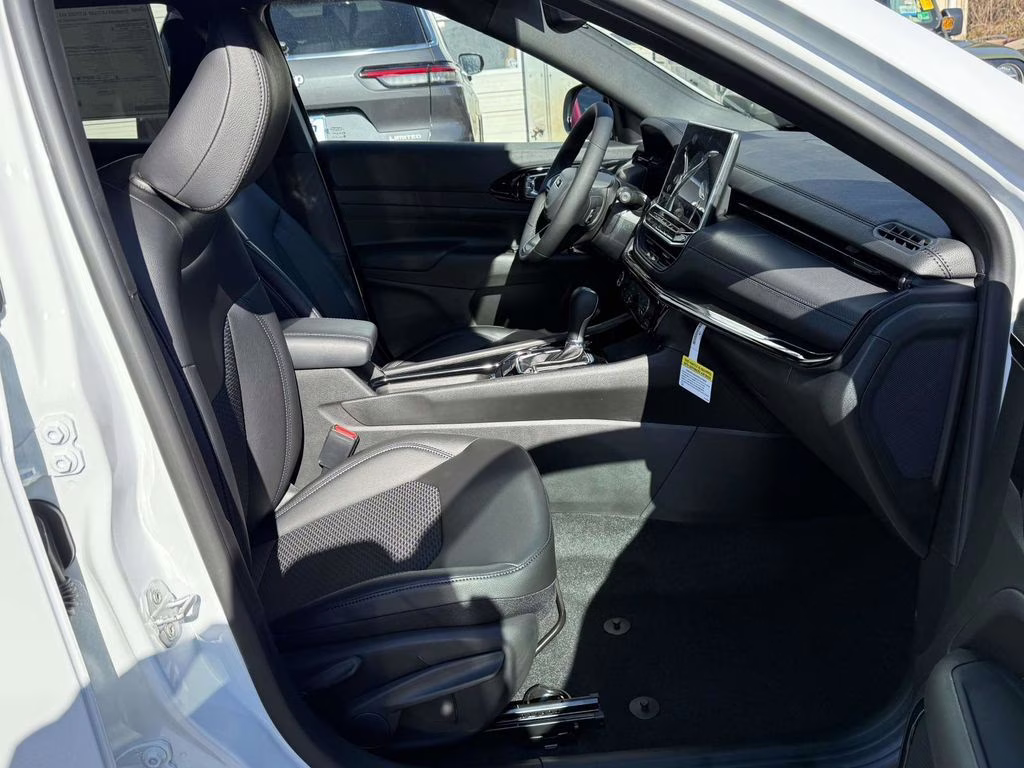 2026 Bright White Clearcoat Jeep Compass Latitude 4X4 SUV