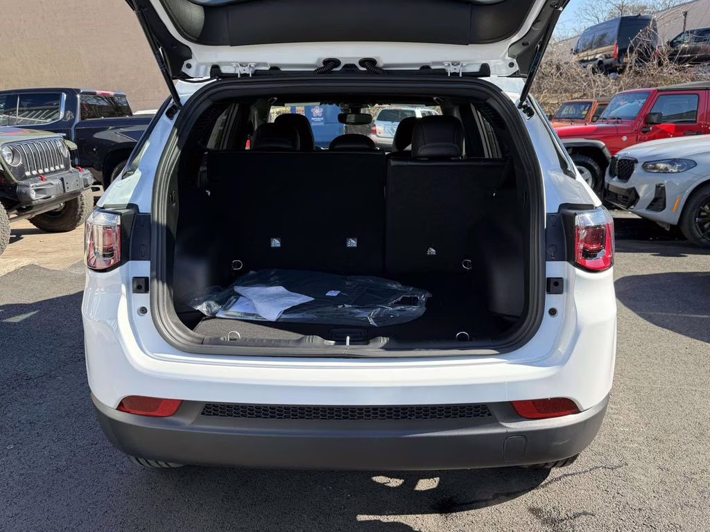 2026 Bright White Clearcoat Jeep Compass Latitude 4X4 SUV