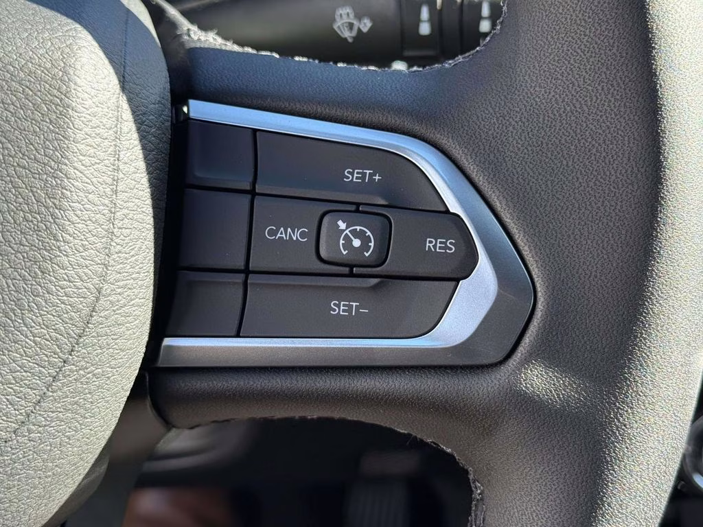 2026 Bright White Clearcoat Jeep Compass Latitude 4X4 SUV