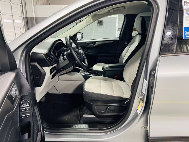 2023 Silver Metallic Ford Escape Hybrid Active FWD SUV