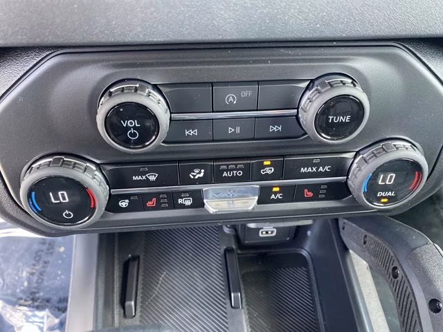 2026 Oxford White Ford Bronco Badlands 4X4 Convertible