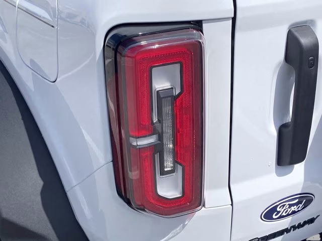 2026 Oxford White Ford Bronco Badlands 4X4 Convertible