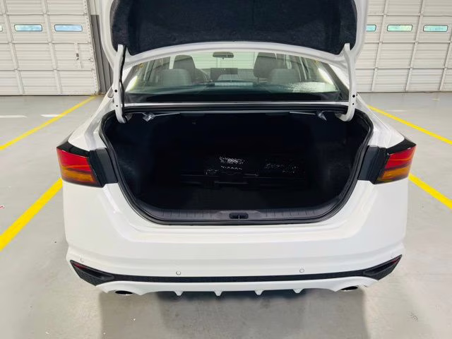 2025 Pearl White Tricoat Nissan Altima 2.5 SV FWD Sedan