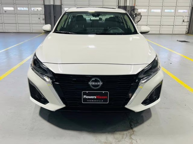 2025 Pearl White Tricoat Nissan Altima 2.5 SV FWD Sedan