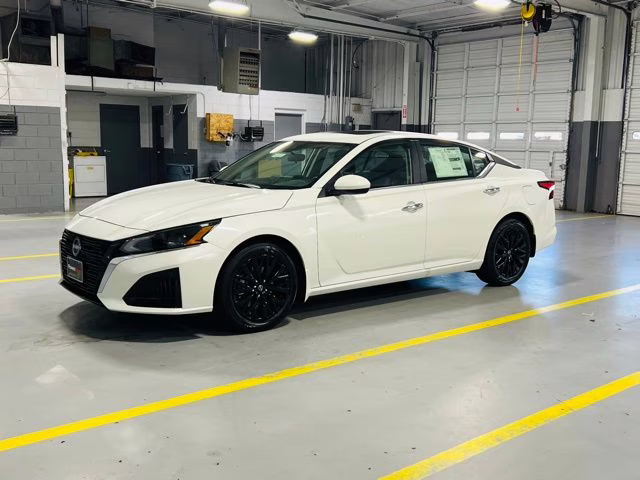 2025 Pearl White Tricoat Nissan Altima 2.5 SV FWD Sedan