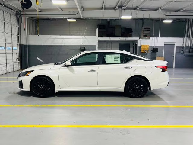 2025 Pearl White Tricoat Nissan Altima 2.5 SV FWD Sedan