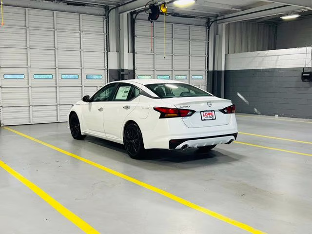 2025 Pearl White Tricoat Nissan Altima 2.5 SV FWD Sedan