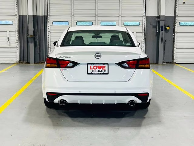 2025 Pearl White Tricoat Nissan Altima 2.5 SV FWD Sedan