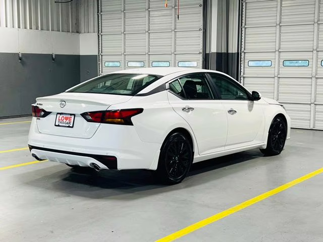 2025 Pearl White Tricoat Nissan Altima 2.5 SV FWD Sedan