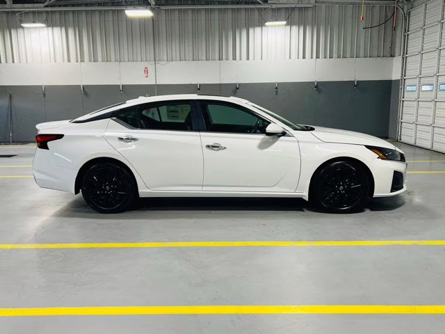 2025 Pearl White Tricoat Nissan Altima 2.5 SV FWD Sedan