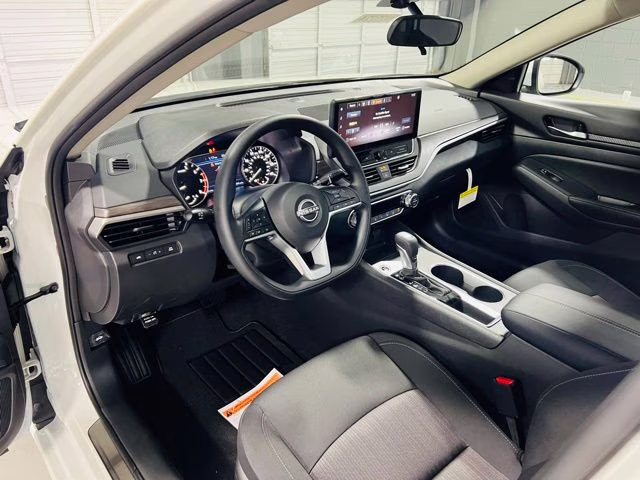 2025 Pearl White Tricoat Nissan Altima 2.5 SV FWD Sedan