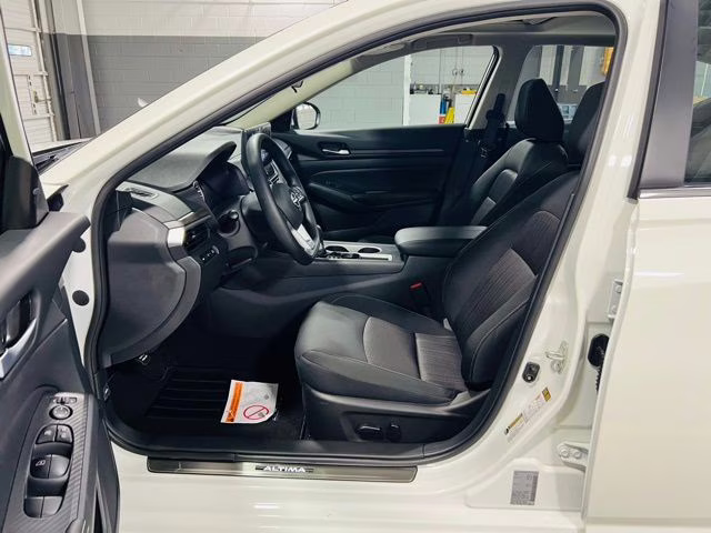 2025 Pearl White Tricoat Nissan Altima 2.5 SV FWD Sedan