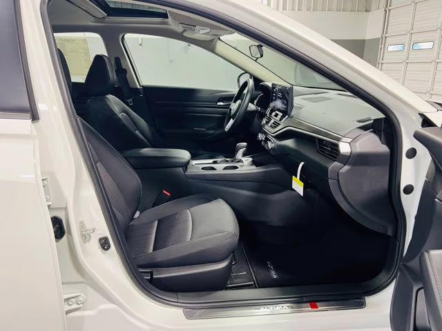 2025 Pearl White Tricoat Nissan Altima 2.5 SV FWD Sedan