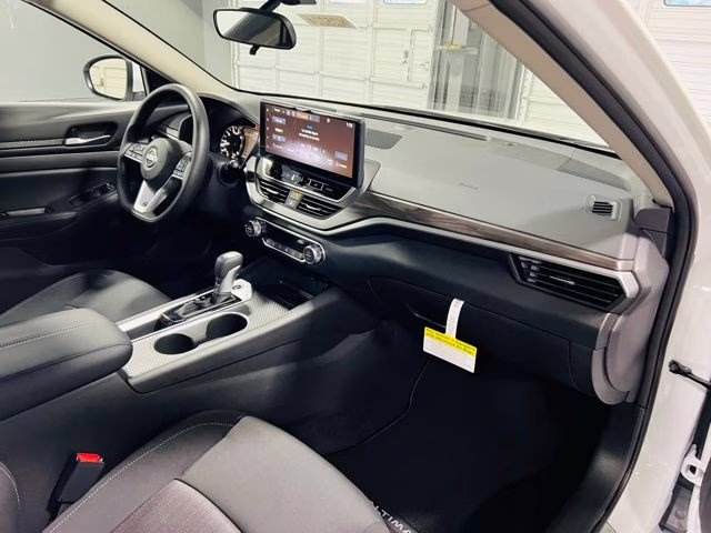 2025 Pearl White Tricoat Nissan Altima 2.5 SV FWD Sedan