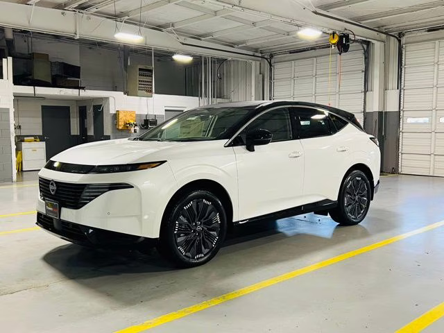 2026 Everest White Pearl/Black Nissan Murano Platinum AWD SUV