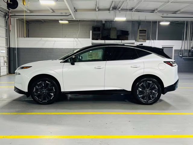 2026 Everest White Pearl/Black Nissan Murano Platinum AWD SUV