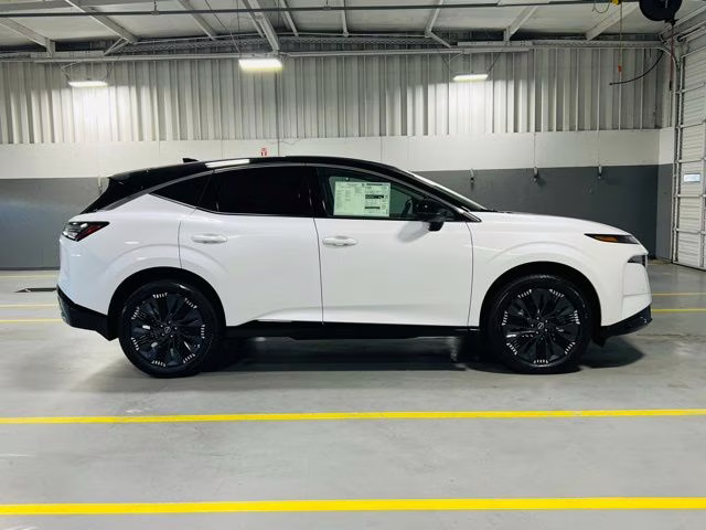 2026 Everest White Pearl/Black Nissan Murano Platinum AWD SUV