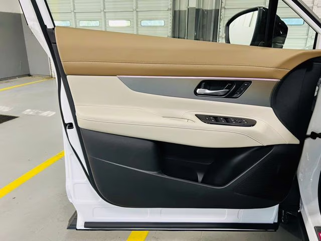 2026 Everest White Pearl/Black Nissan Murano Platinum AWD SUV