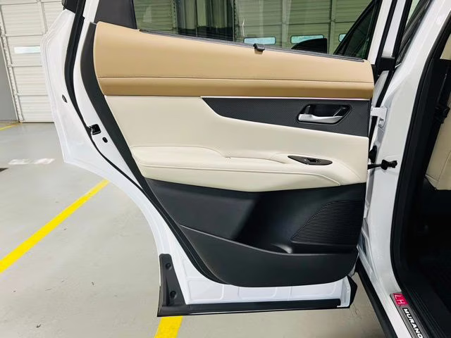 2026 Everest White Pearl/Black Nissan Murano Platinum AWD SUV