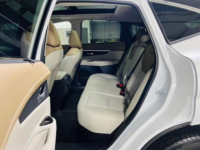 2026 Everest White Pearl/Black Nissan Murano Platinum AWD SUV