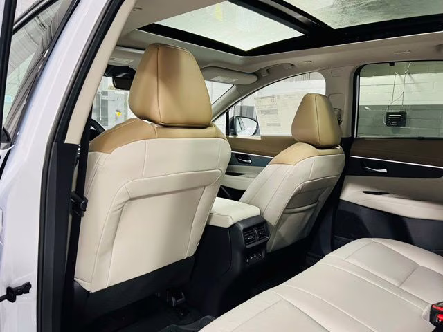 2026 Everest White Pearl/Black Nissan Murano Platinum AWD SUV