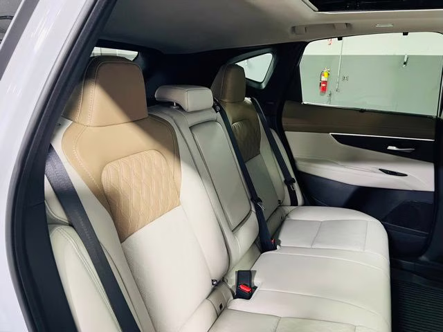 2026 Everest White Pearl/Black Nissan Murano Platinum AWD SUV