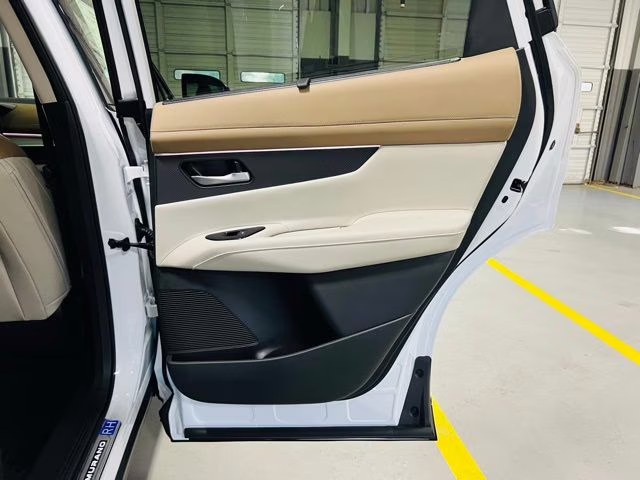 2026 Everest White Pearl/Black Nissan Murano Platinum AWD SUV